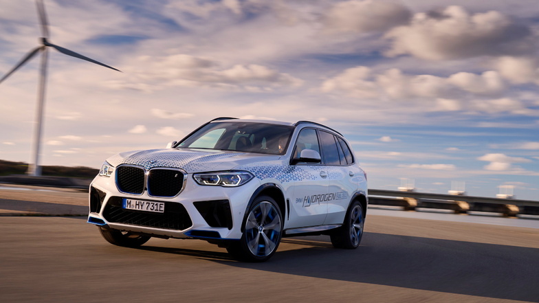 Beim iX5 Hydrogen setzt BMW auf Wasserstofftechnik und schickt davon erst einmal eine kleine Vorhut ins Rennen.