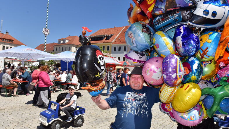 So bunt wie die Luftballons von Händler Peter Lehmann gestaltete sich das Programm des diesjährigen Dippser Stadtfestes.