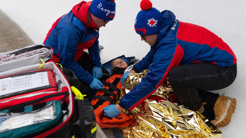 Die Bergwachthelfer Stephan Hartmann und Hannes Biesert demonstrieren an der Bobbahn in Altenberg  die Versorgung einer verunglückten Sportlerin.