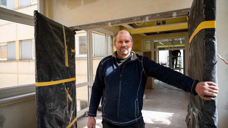 Christian Steudtner vom Baubetrieb Thamm ist verantwortlich für die Bauarbeiten in der Grundschule Königshufen am Windmühlenweg in Görlitz.