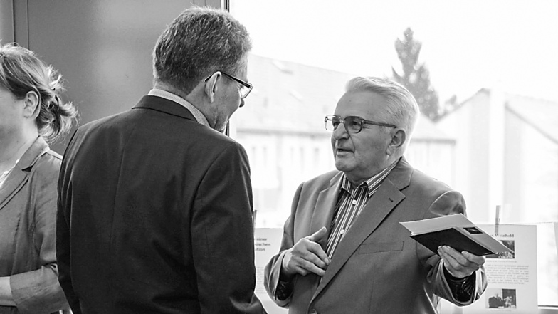 Rudolf Lorenz (r.), hier mit OB Klaus-Peter Hanke im Jahr 2015 bei der Präsentation der Ergebnisse eines Schülerforschungsprojekts, bei dem er mitwirkte.