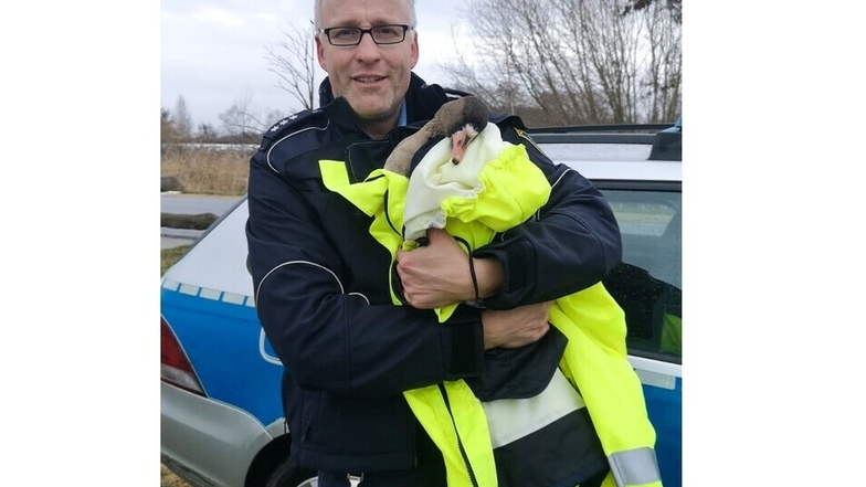 Der 44-jährige Polizeihauptkommissar Danilo Jander mit dem geretteten Tier