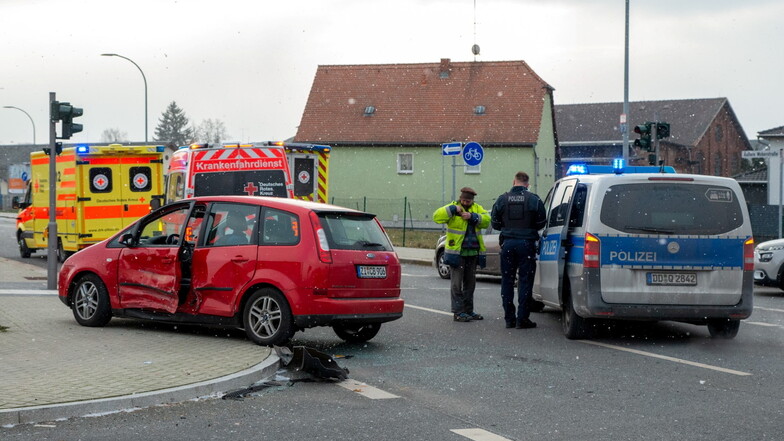 Bei dem Kreuzungsunfall in Zittau wurden zwei Personen verletzt.