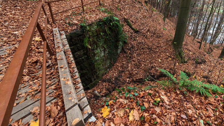 Brücke über den Herbstgraben: Der Graben liegt voller Geröll. Das birgt Gefahr für die B172 unterhalb.