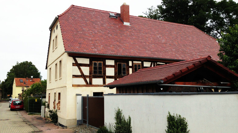 Die Stadtmühle an der Wittichenauer Mühlgasse 5 hat ein neues, dichtes Dach – und die Fassade ist erneuert. Damit ist der Grundbestand nun dauerhaft gesichert.