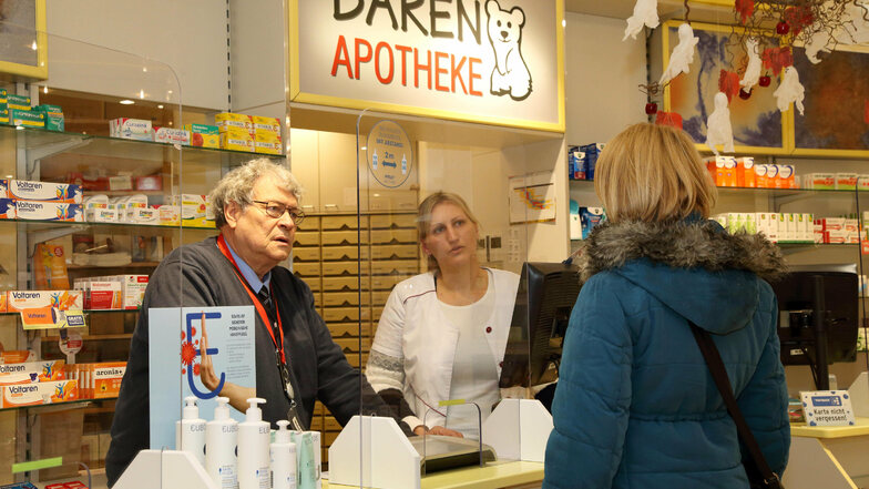Apotheker Thomas Neumann (links) berät mit Linda Werschin (Mitte) eine Kundin in seiner Bären-Apotheke in Görlitz.
