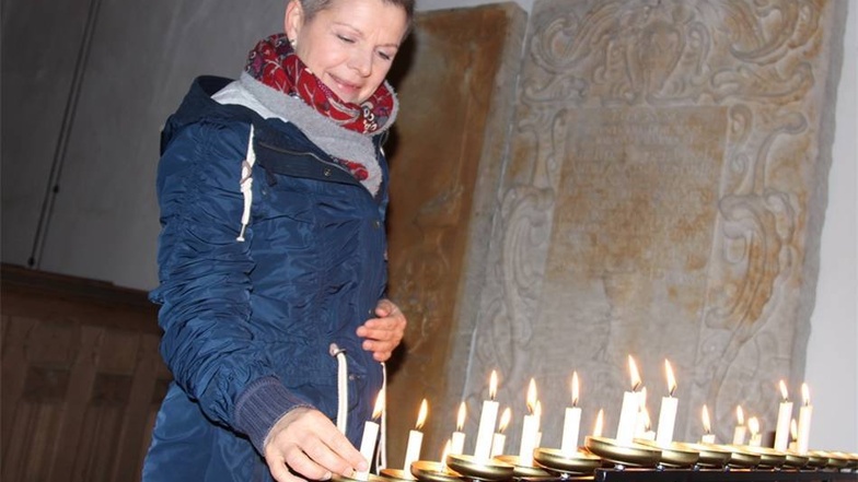 Bärbel Heine zündete eine Kerze für die Anschlagsopfer von Paris an.