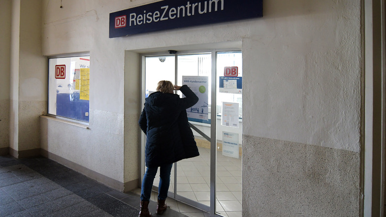 Die Tür zum künftigen Kundencenter der MRB im Hauptbahnhof ist noch geschlossen. Erst ab Februar sollen hier wieder Zugfahrkarten verkauft werden.
