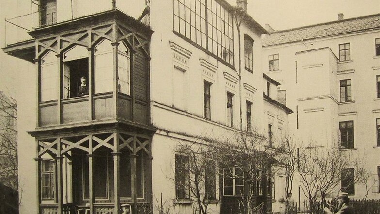 Wohnung und Atelier befanden sich auf der Bismarckstraße 9. Das Bild von 1881 zeigt Robert Scholz bei Gartenarbeiten.