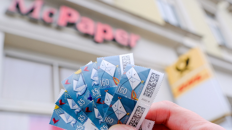 In der Postfiliale in Radebeul-West können nur noch 50 Briefmarken pro Woche gekauft werden. Eine Herausforderung für die, die viele Briefe versenden wollen - wie etwa Vereinsvorstände.