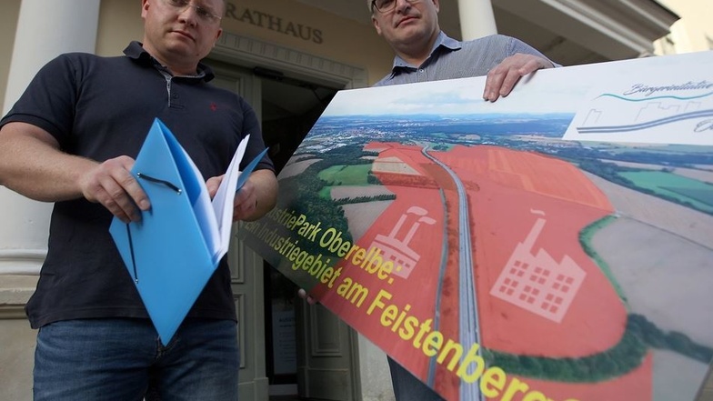 Daniel Szenes (l.) und André Liebscher wollen ein Bürgerbegehren zum Industriepark Oberelbe auf den Weg bringen. Am Dienstag stellten sie das Vorhaben im Pirnaer Stadtrat vor.