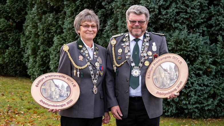 Renate Funk und ihr Mann Manfred Funk sind die Schützenkönige der Görlitzer Schützengilde für 2020. Den Wettbewerb gab es im Vorjahr, die Königsehren konnten aber erst dieses Jahr überreicht werden.