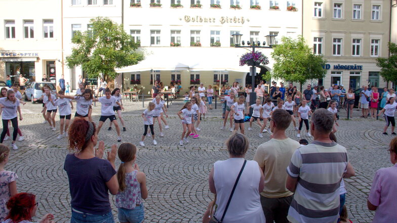 Auch die Tänzerinnen und Tänzer von Kamenz can Dance konnten endlich wieder Auftrittsluft vor Publikum schnuppern. Foto: PR / Konrad Skatula