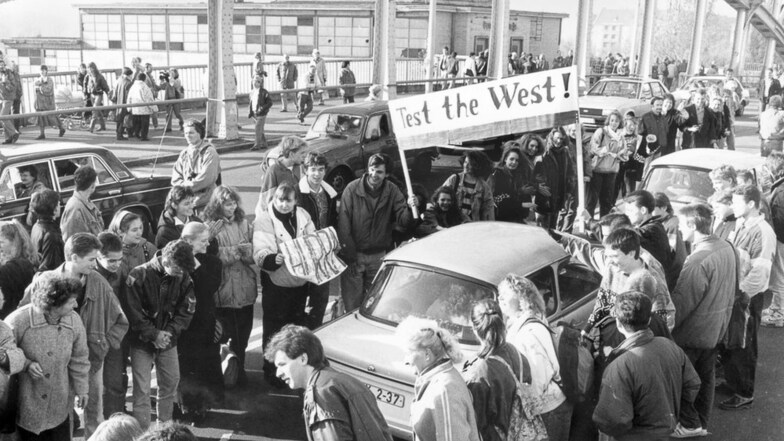 Berlin, 10. November 1989:
Nach Öffnung der DDR-Grenzen zum Westen. Schüler aus dem Bezirk Wedding bilden auf der Böse-Brücke am Grenzübergang Bornholmer Straße ein Begrüßungsspalier für Besucher aus dem Ostteil der Stadt.