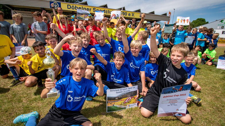 Die jubelnden Sieger: Die Schülermannschaft der Grundschule Am Weinberg in Roßwein hat den Doblina-Cup der Stadtwerke Döbeln gewonnen. Insgesamt waren acht Mannschaften angetreten.
