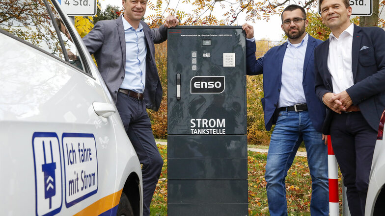 Freuen sich über Bernstadts E-Ladesäule (von links): Enso-Kommunalvertriebsleiter Gunnar Schneider, Bürgermeister Markus Weise und Regionalbereichsleiter Enso Netz Gunther Herzig.