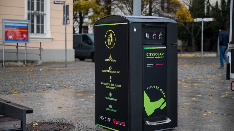 Der Abfallbehälter auf dem Marienplatz lässt sich per Fuß-Pedal bedienen.