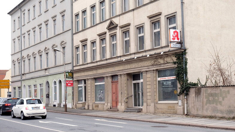 Die Buchstaben sind weg: Am Haus in der Bahnhofstraße 9 ist der Schriftzug, der auf die einst hier ansässige Rincksche Apotheke hinwies, entfernt worden.