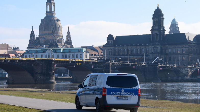 Polizeistreife auf dem Dresdner Elberadweg: Kann die Stadt langsam etwas aufatmen? Ab Montag gelten in Dresden neue Lockerungen.
