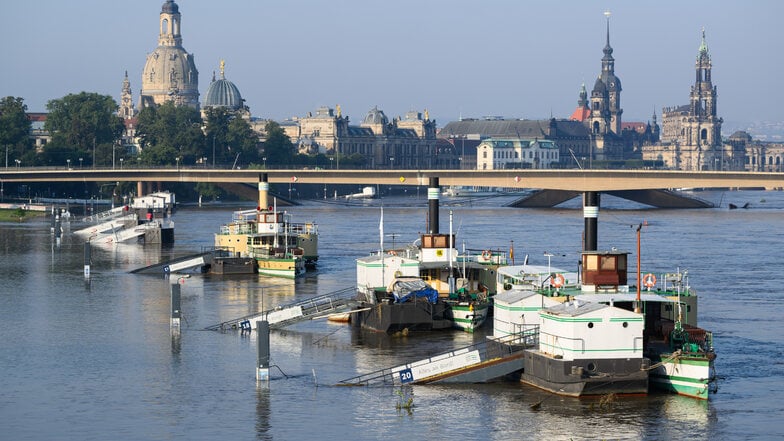 Wasserstand der Elbe in Dresden sinkt