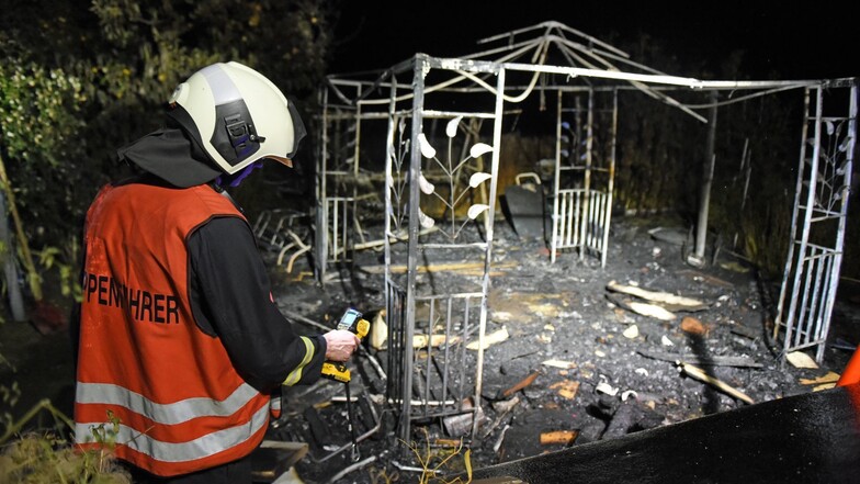 Den Pavillon konnte die Feuerwehr nicht mehr retten,  verhinderte aber ein Übergreifen der Flammen auf das benachbarte Wohnhaus.