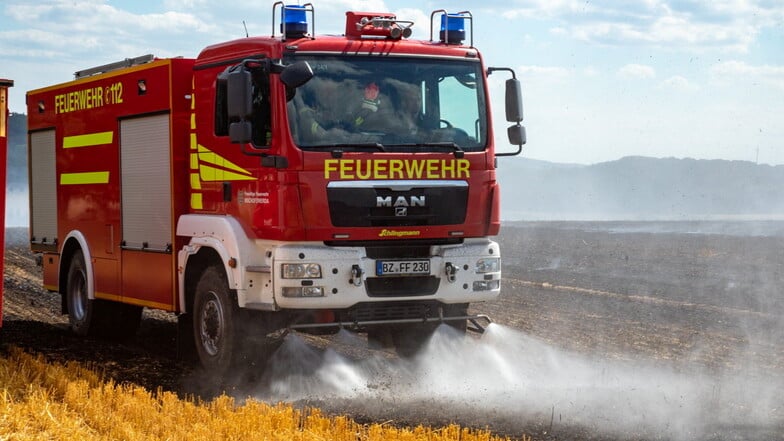 Feuerwehren rücken zu brennenden Feldern aus