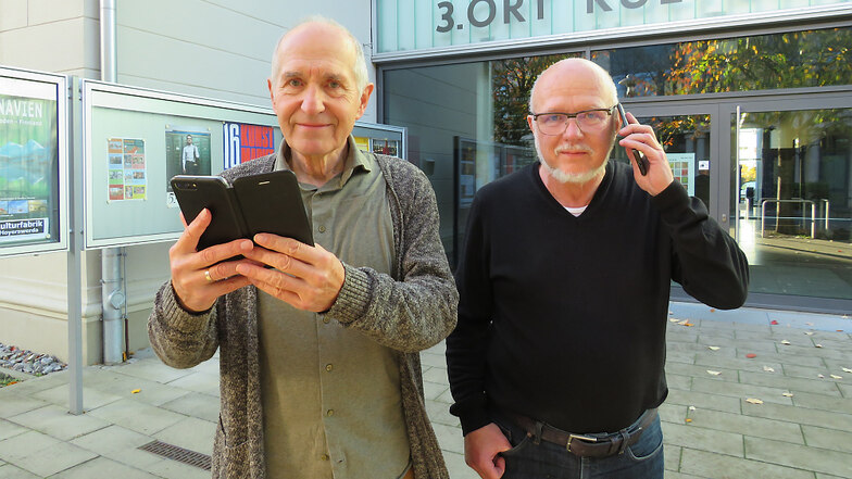 Gerhard Walter (links) und Ulrich Haugk sind Technikbotschafter und waren jüngst in der Kulturfabrik Ansprechpartner für Senioren, die sich aktiv mit der digitalen Welt auseinandersetzen möchten.