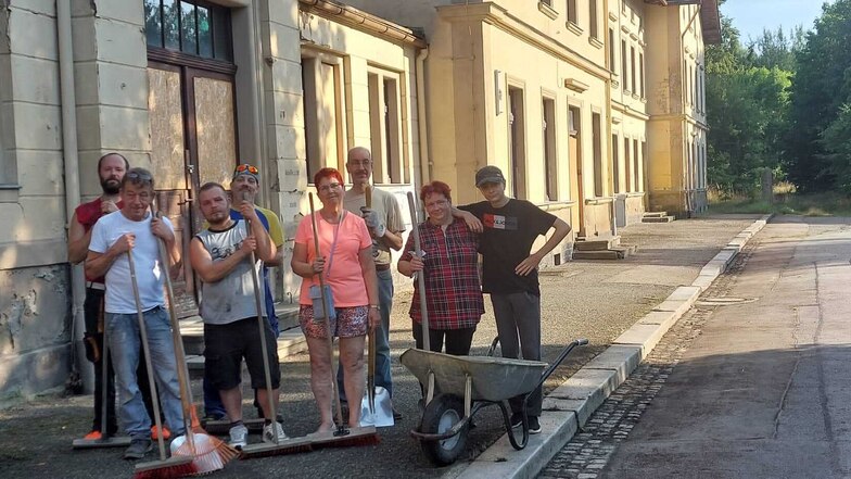 Die Vereinsmitglieder bei einer Pause während ihres Arbeitseinsatzes an der Seifhennersdorfer Bahnhofsstraße.