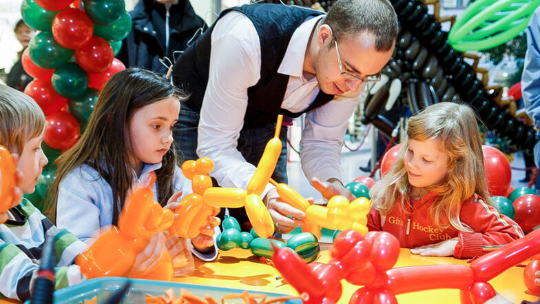 Workshops für Kinder und Erwachsene führen in die Ballon-Kunst ein. 