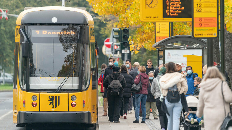 Dieses Foto entstand im Oktober. Auch wenn im Lockdown weniger Busse und Bahnen in Dresden fahren, sind sie nicht zu voll, sagt der Verkehrsbürgermeister.