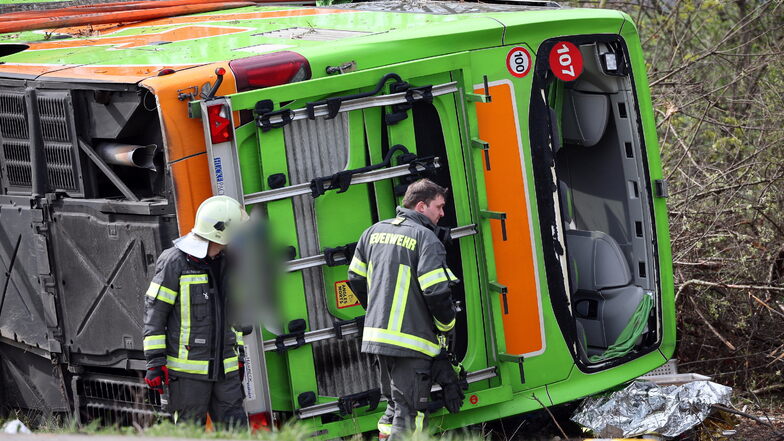 Bei einem Unfall mit einem Reisebus auf der A9 nahe Leipzig sind vier Menschen ums Leben gekommen.