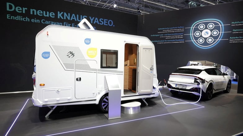 Ein gewichtsoptimierter Wohnwagen der Yaseo-Reihe von Knaus, hier verbunden mit einem rein elektrisch angetriebenen Kia. Das Modell Yaseo 340 PX kostet mindestens 22.490 Euro.