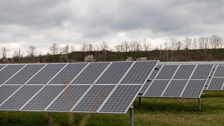 Der Schönfelder Solarpark an der A13 ist laut Gemeinde fast fertig. Eine zweite Ackerfläche soll aber nicht zweckentfremdet werden.