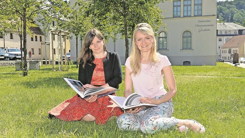 Julia Abram und Bianca Braun laden Anfang Juli zum ersten Mal zu einer Lesung auf die Wiese hinter das Uhrenmuseum.