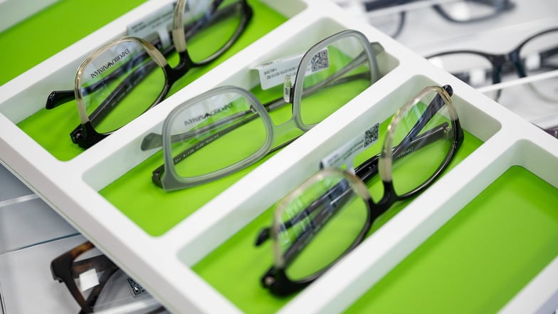 Eine Kundenauswahl an Brillen im Geschäft von brillen.de am Otto-Buschwitz-Platz in Görlitz