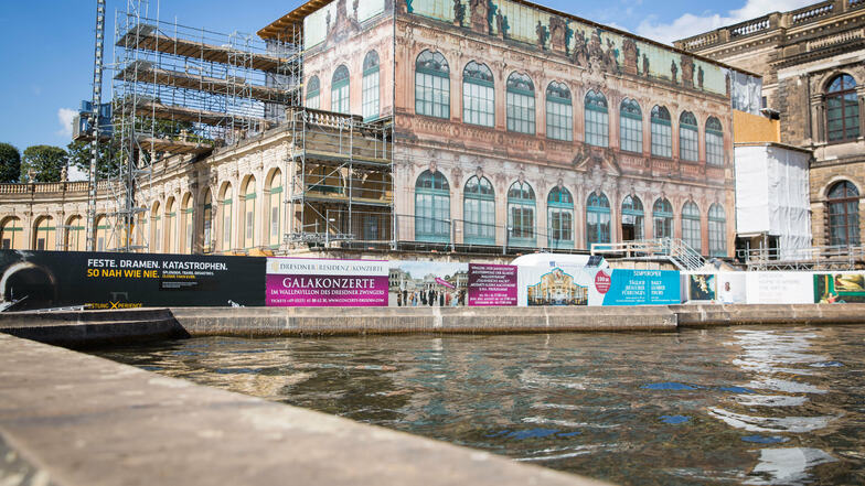 Hinter Planen verborgen ist derzeit der Französische Pavillon. Dort wird die Fassade saniert. Die benachbarte Bogengalerie L wird für die Zwinger-Ausstellung ausgebaut.
