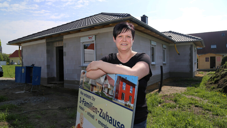 Yvonne Hinz hat mit ihrer Familie ein Haus im Landkreis Görlitz gebaut. Rund um München wäre es deutlich teurer geworden.