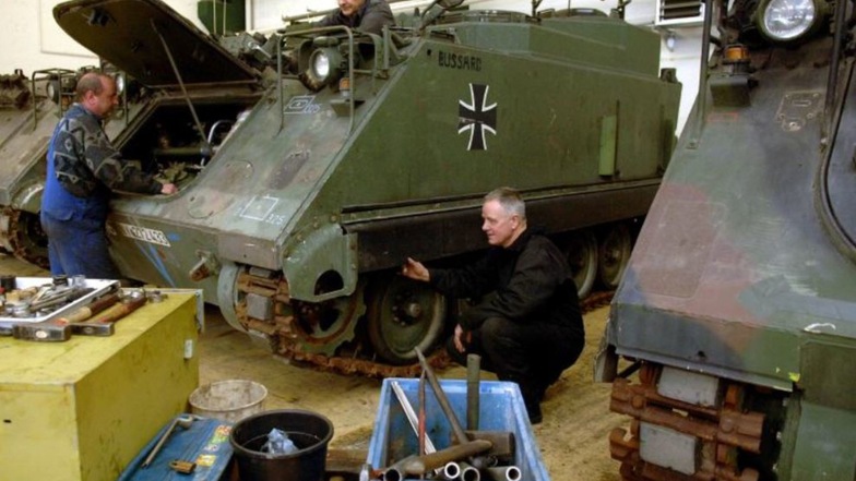 Mitarbeiter eines brandenburgischen Unternehmens legen Hand an bei einem Panzer. Militärtechnik warten und reparieren könnten künftig auch die Mechanischen Werkstätten in Königswartha. Das schlägt die Kohlekommission vor.