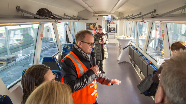 Ulrich Mölke erklärt während der Pressefahrt die Besonderheiten der Strecke. Der Projektleiter der DB Netz AG wird die Arbeiten auch weiterhin betreuen. Unter anderem steht der Baumschnitt entlang der Gleise an.