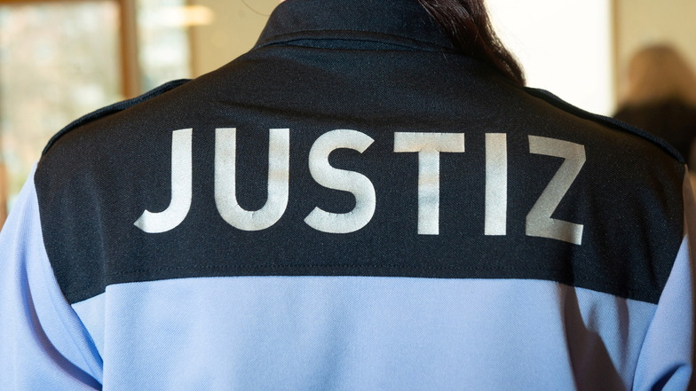 In Bautzen hat am Dienstag ein Prozess gegen einen stadtbekannten Randalierer begonnen.