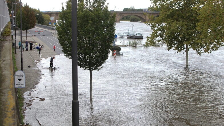 Der Parkplatz auf der Altstadtseite in Pirna ist völlig mit Wasser überflutet.