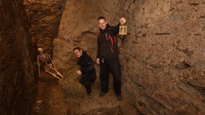 Angstloch in der Burgruine In der Burg befindet sich das Angstloch, ein fünf Meter tiefes und sehr schmales Verließ. 2012 verbrachte Mario Sempf mit seinem Bruder eine Nacht hier.