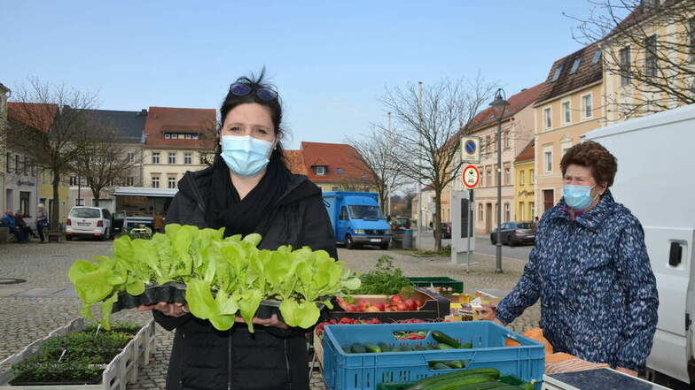 Bianca Senger von der Stadtinformation kann sich vorstellen, dass mit Gemüse-, Kräuter-, Blumen- und Erdbeerbepflanzung der Marktplatz ein neues Flair bekommt.