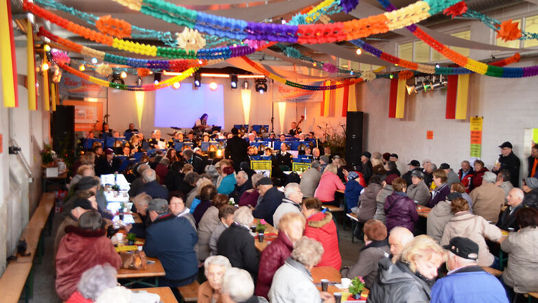 Das Orchester Lausitzer Braunkohle war schon zu Gast in der Bus-Halle beim Hoffest in Schwepnitz. Diesmal ist der Anlass sein 65-jähriges Jubiläum.