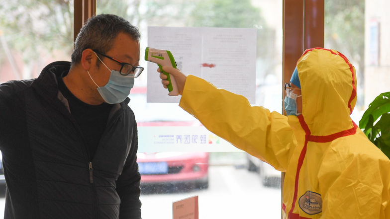 Fiebermessen – damit müssen Reisende jetzt in vielen Ländern – wie hier in China – rechnen.