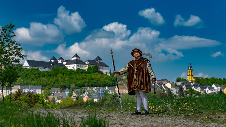 Als Hofmarschall Leopold steht Gästeführer Ralf Leonhardt vor der Augustusburg und schwärmt von seiner Heimatstadt, deren Wahrzeichen vor 450 Jahren errichtet wurde.