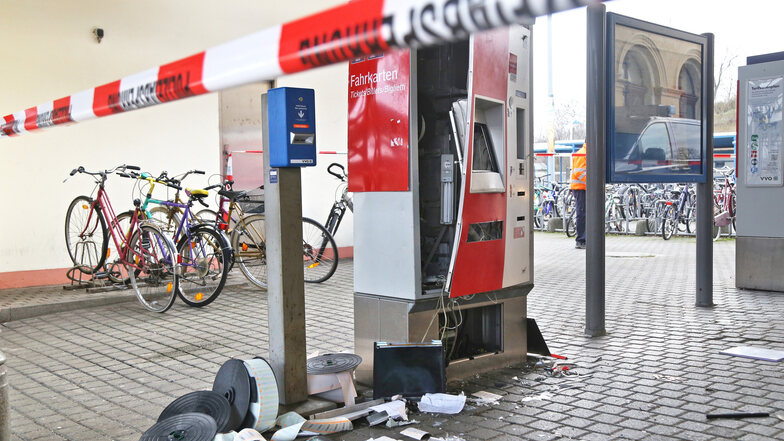 Ein Bild der Zerstörung bot sich am Montagmorgen an den Fahrkartenautomaten in Riesa und Nünchritz. Unbekannte Täter hatten die Geräte in der Nacht gesprengt. Den Automaten in Riesa hatte es dabei noch etwas heftiger erwischt.