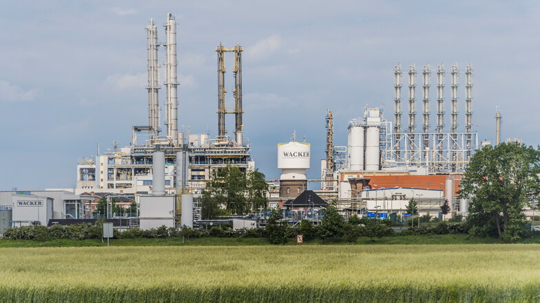 Im älteren Teil des Nünchritzer Chemiewerks wird Silikon hergestellt. Wie jetzt bekannt wurde, haben Ende September 2021 verrostete Schrauben zu einer Havarie geführt.