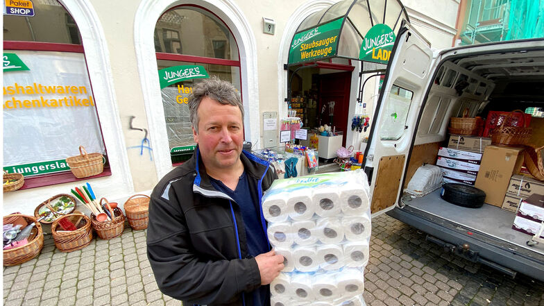 Sven Junger darf seinen "Jungers Laden" weiterhin offen halten - und hat sogar noch Toilettenpapier. 