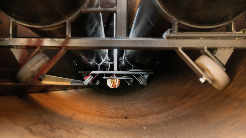 Während Tunnelbauer Sven Blumenstein am anderen Ende die neue Röhre inspiziert, liegen vorn bereits die ersten Fernwärmerohre darin.